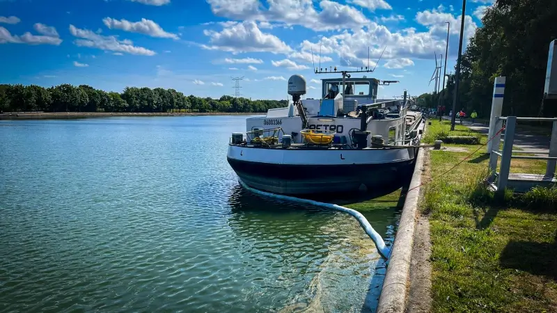 Scheepvaart tussen Limburg en Antwerpen ligt stil door olielek in Albertkanaal