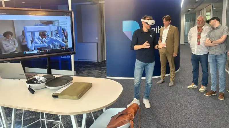 Virtual reality leert verplegers werken met robot in operatiezaal