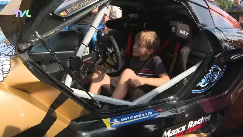 Racewagens rijden door straten in Zolder