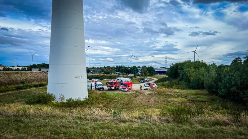 Werknemer die knel zit in windmolen dankt zijn leven aan heldhaftige reddingsoperatie die vier uur duurt