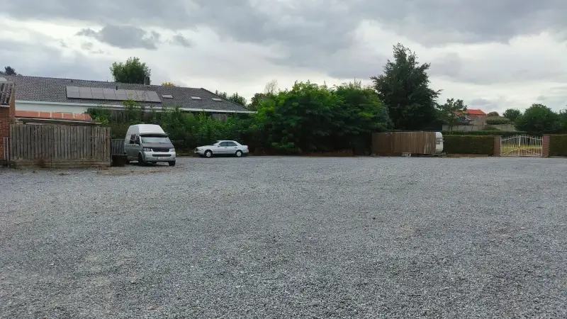 Man uit Riemst dood teruggevonden onder auto waaraan hij werkte