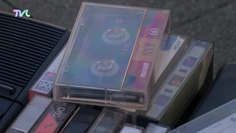 Cassettebandjes gezocht voor theatervoorstelling met Joke Emmers