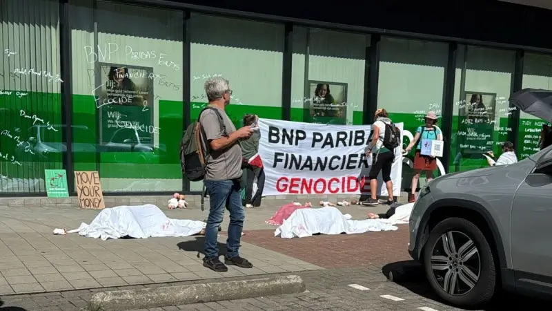 Extinction Rebellion voert actie in Hasselt: "Banken zijn verantwoordelijk voor dode kinderen in Gaza"