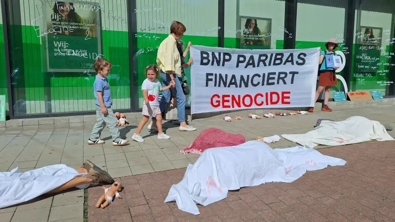 Extinction Rebellion voert actie in Hasselt: "Banken zijn verantwoordelijk voor dode kinderen in Gaza"