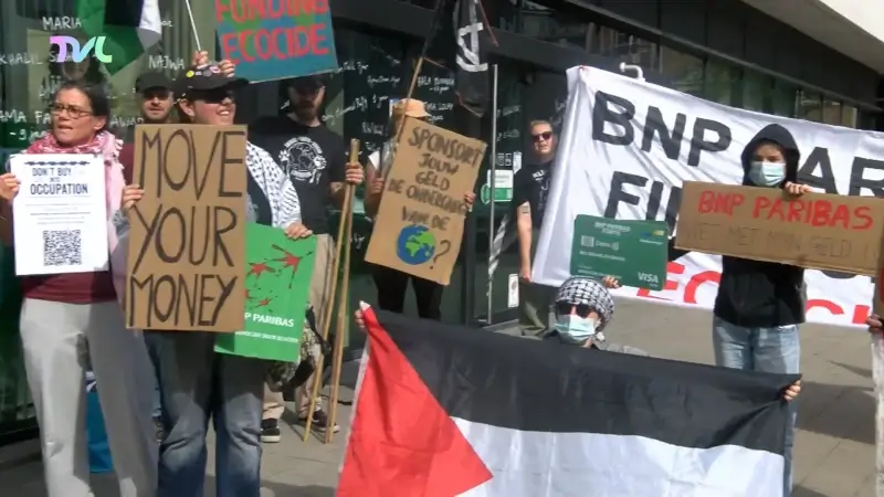 Extinction Rebellion voert actie tegen BNP Paribas Fortis in Hasselt en schrijft namen van slachtoffers in Gaza op de gevel
