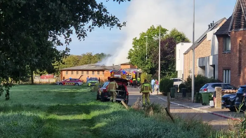 Zware stalbrand in Sint-Truiden: politie vraagt om ramen en deuren te sluiten