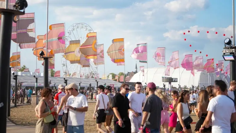 Testaankoop dient klacht in tegen 'illegale praktijken' op zomerfestivals