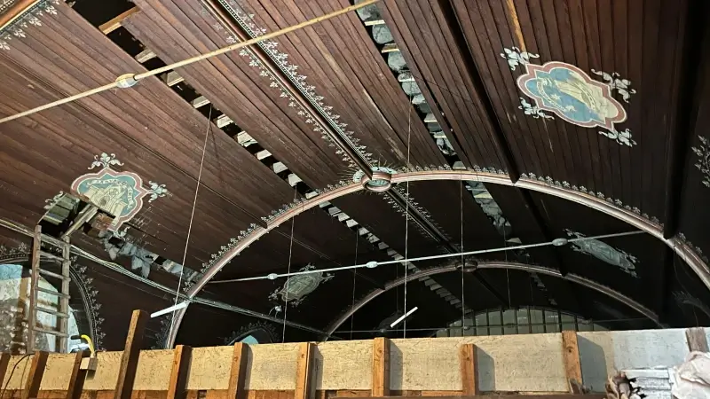 Neogotisch tongewelf blootgelegd in turnzaal van lagere school Hartenberg