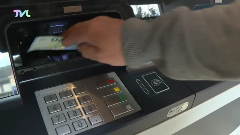 Al 700 handtekeningen voor cashpunt Eksel