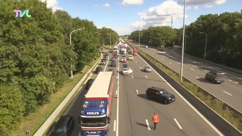 Vrachtwagen belandt in middenberm op E314