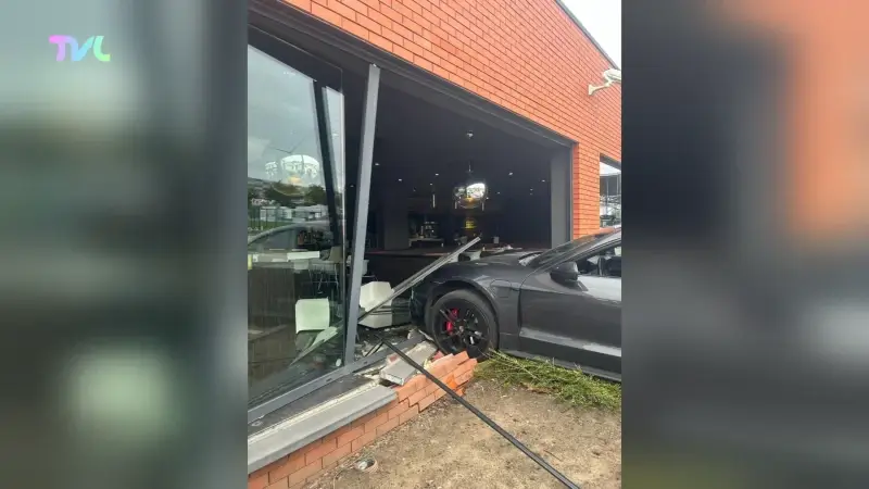 Porsche knalt door gevel Bruno's Foodcorner in Bilzen-Hoeselt