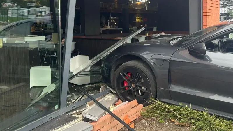 Porsche rijdt door muur van Bruno Foodcorner in Bilzen-Hoeselt