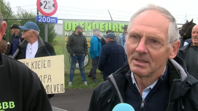 Honderdtal mensen protesteren tegen de wolf aan Natuurhulpcentrum in Oudsbergen