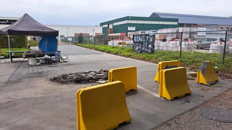 Wagen rijdt met opzet in op stakingspiket van Conwed Plastics in Genk
