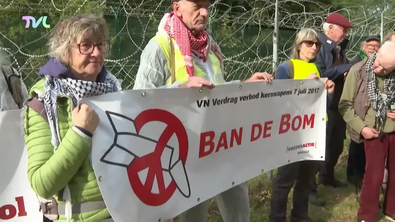 Vredesactivisten betogen tegen kernbommen op militaire basis Kleine-Brogel
