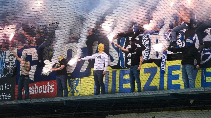 Derby opnieuw stilgelegd na Genkse vuurpijlen op Stayen