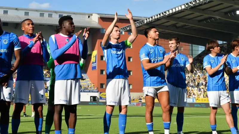 Racing Genk ontsnapt in blessuretijd na tumultueuze derby op Stayen