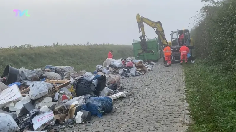Enorme berg afval gedumpt op de Kriezel in Heers