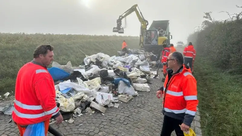 Hoop afval gedumpt op de Kriezel in Heers