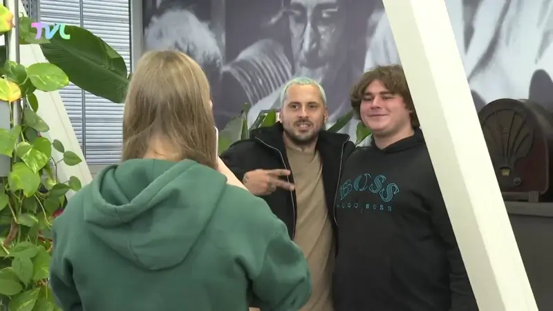 Hoofdafbeelding voor artikel Zwangere Guy geeft signeersessie…