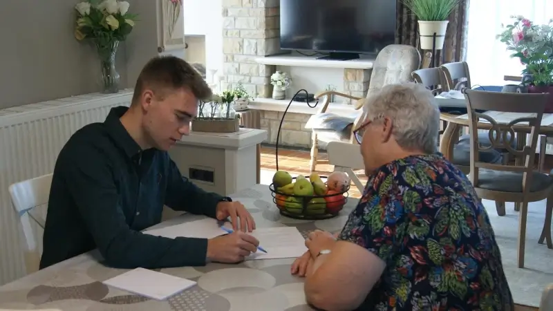 Hoofdafbeelding voor artikel PXL-student helpt senioren…