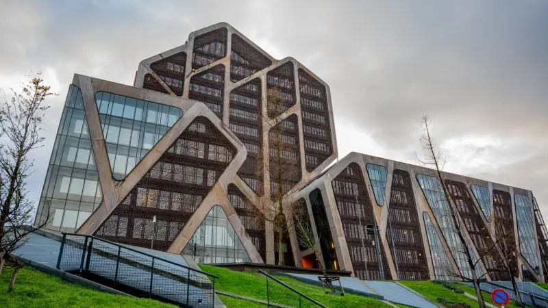 Hoofdafbeelding voor artikel Sjoemelende ex-curator krijgt…