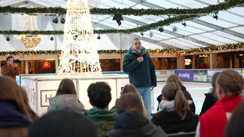 Hoofdafbeelding voor artikel Comedian Yannick Noben geeft…