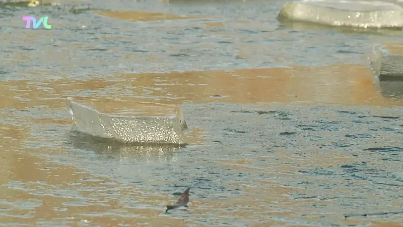 Hoofdafbeelding voor artikel Tieners zakken door ijs aan…