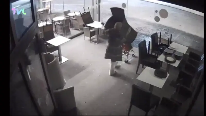 Hoofdafbeelding voor artikel Dieven stelen met buggy terrasmeubelen…