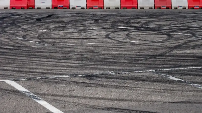 Hoofdafbeelding voor artikel Politie stopt illegale driftmeeting…