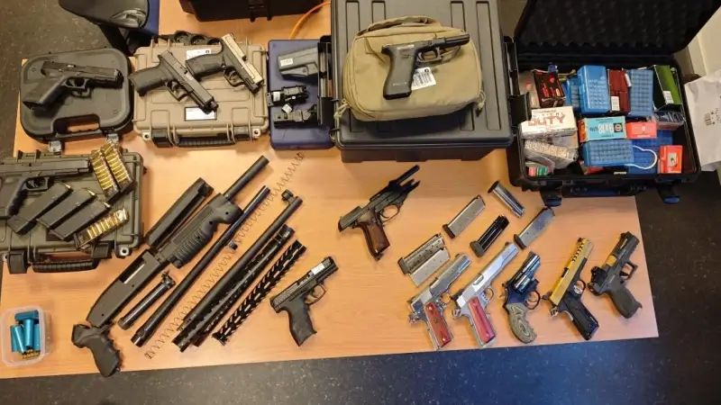 Hoofdafbeelding voor artikel 19 vuurwapens gevonden bij…