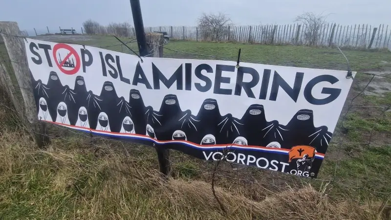 Extreemrechtse vlaggen en banner duiken op aan terril in Beringen