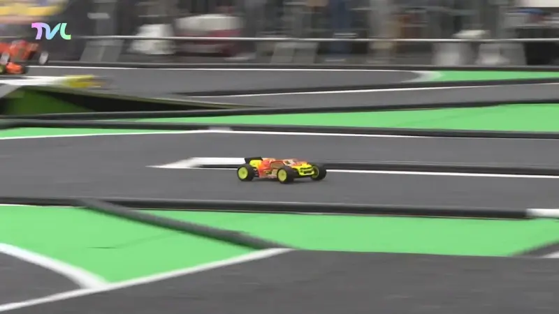 Hoofdafbeelding voor artikel Telegeleide auto's racen over…