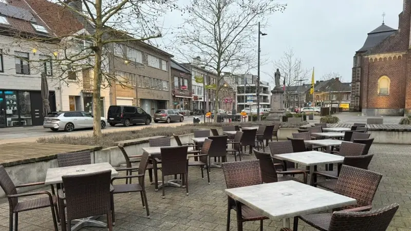 Horeca-uitbaters zetten terras klaar voor zonnige en warme dag morgen