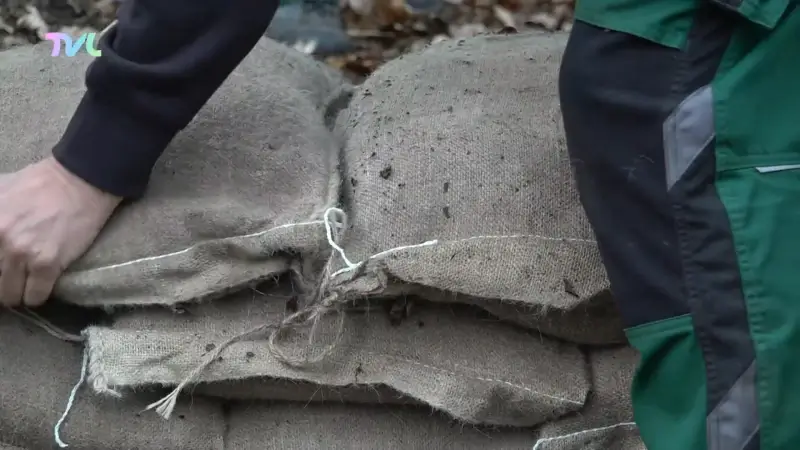 Pelt plaatst zandzakjes op 84 locaties in strijd tegen droogte