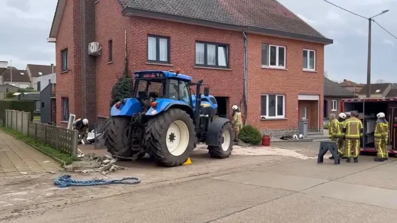 Hoofdafbeelding voor artikel Tractor knalt door gevel in…