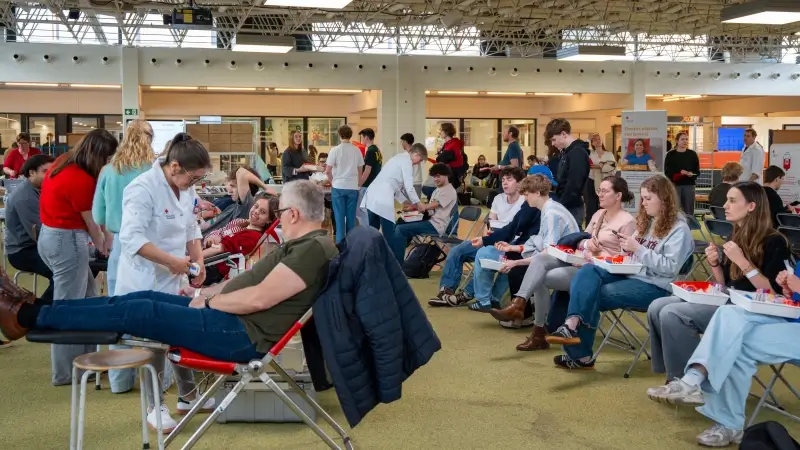 Hoofdafbeelding voor artikel Studenten doneren bloed op…