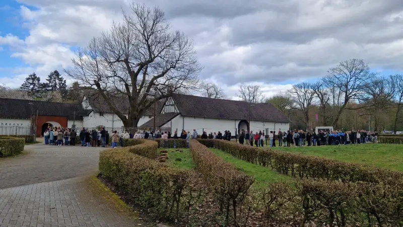 Hoofdafbeelding voor artikel Duizenden mensen nemen afscheid…