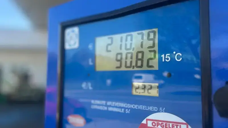 Hoofdafbeelding voor artikel Tanken is weer (even) goedkoper