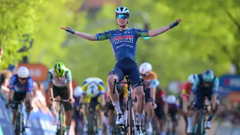 Hoofdafbeelding voor artikel Tim Merlier wint De Ronde…