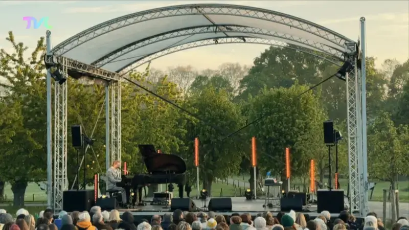 Bent Van Looy trakteert 300 toeschouwers op dauwconcert in Alden Biesen