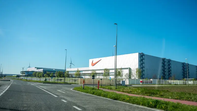 Hoofdafbeelding voor artikel Nike wil rotatie over gebouwen,…