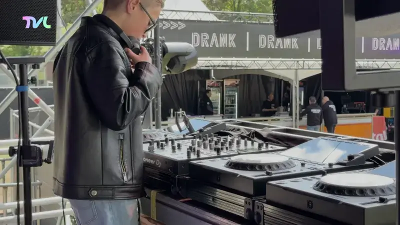 Hoofdafbeelding voor artikel 11-jarige DJ Nielzz straalt…