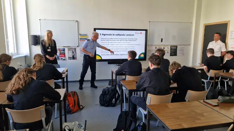 Geweldig tegen hulpverleners: minister Quintin stelt toolbox voor in Sint-Franciscuscollege