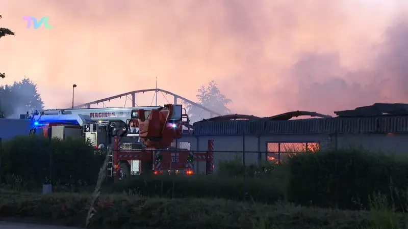 Hoofdafbeelding voor artikel Hevige brand legt Genkse schrijnwerkerij…