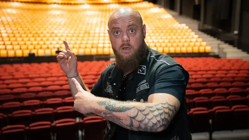 Van parochiezalen naar grootste comedypodium van Limburg: Truienaar Lev Vanorbeek naar Trixxo Theater