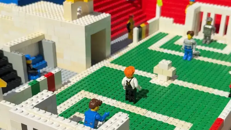 Leerlingen basisschool Picpussen uit Tongeren-Borgloon bouwen voetbaldroom in Lego