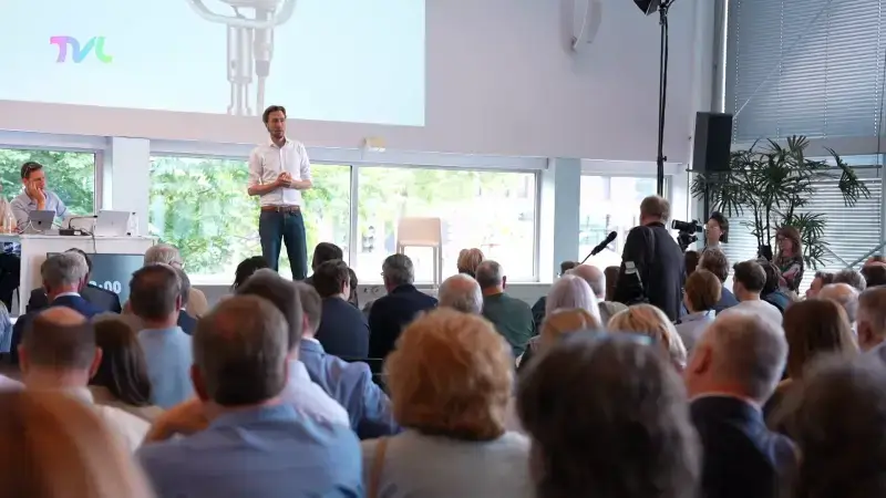 Hoofdafbeelding voor artikel Fr&eacute;d&eacute;ric De Gucht begraaft…
