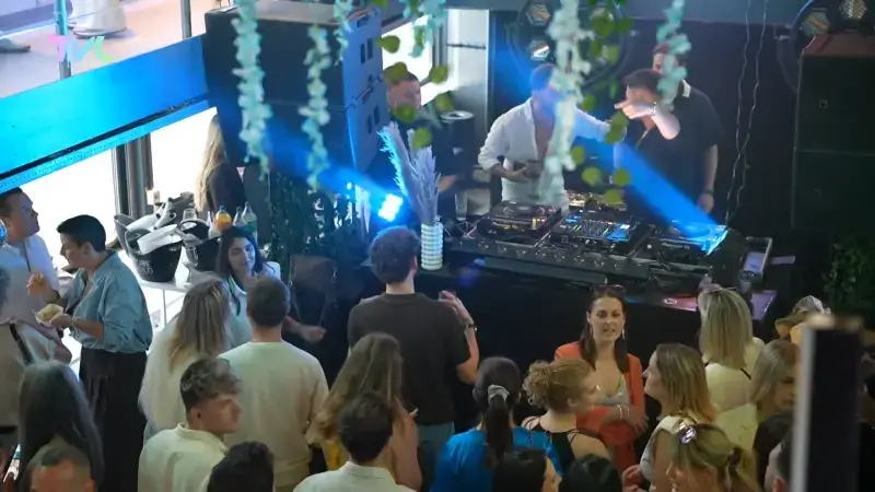 Hoofdafbeelding voor artikel Partyboot lokt honderden feestvierders…