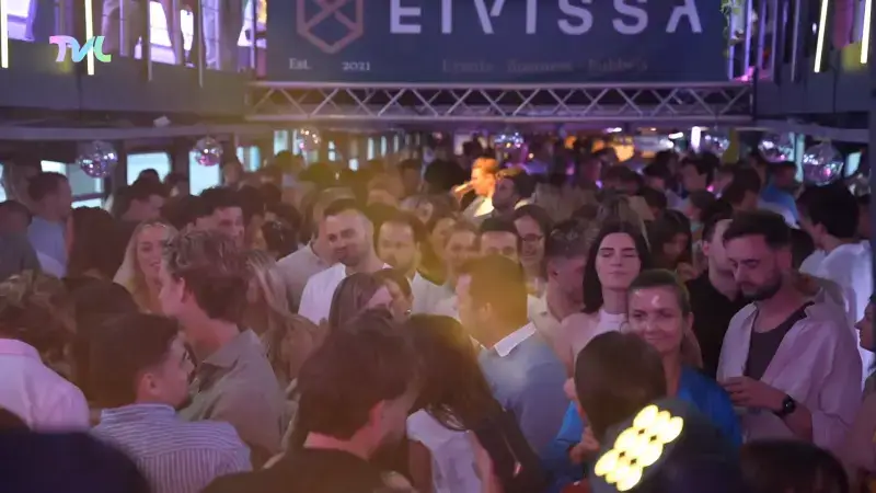 Hoofdafbeelding voor artikel Partyboot lokt honderden feestvierders…